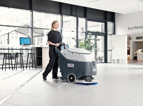 Orta büyüklükte iticili zemin temizlik makineleri